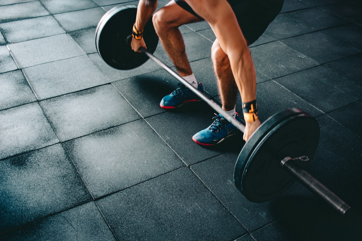 Pelatih fitness memberikan bimbingan kepada atlet muda